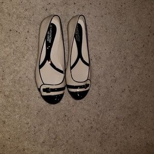 Never worn- Beige/Black Naturalizer Flats 7.5